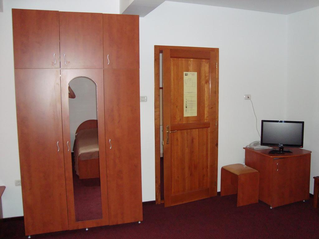 Hotel Lotus Arad Buitenkant foto